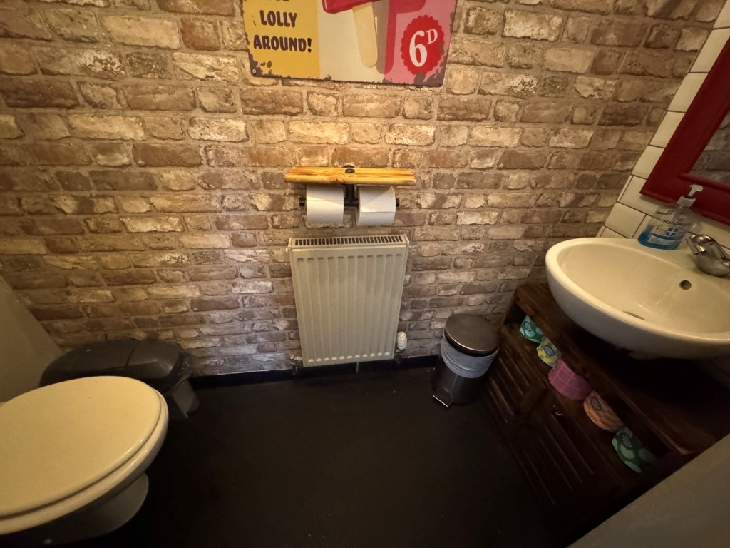 Lot: 46 - PERIOD COMMERCIAL AND RESIDENTIAL HIGH STREET INVESTMENT - Shop - WC